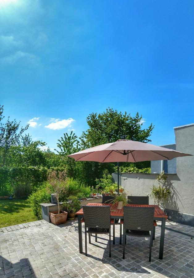 The White Door Apartment Aalst Bagian luar foto